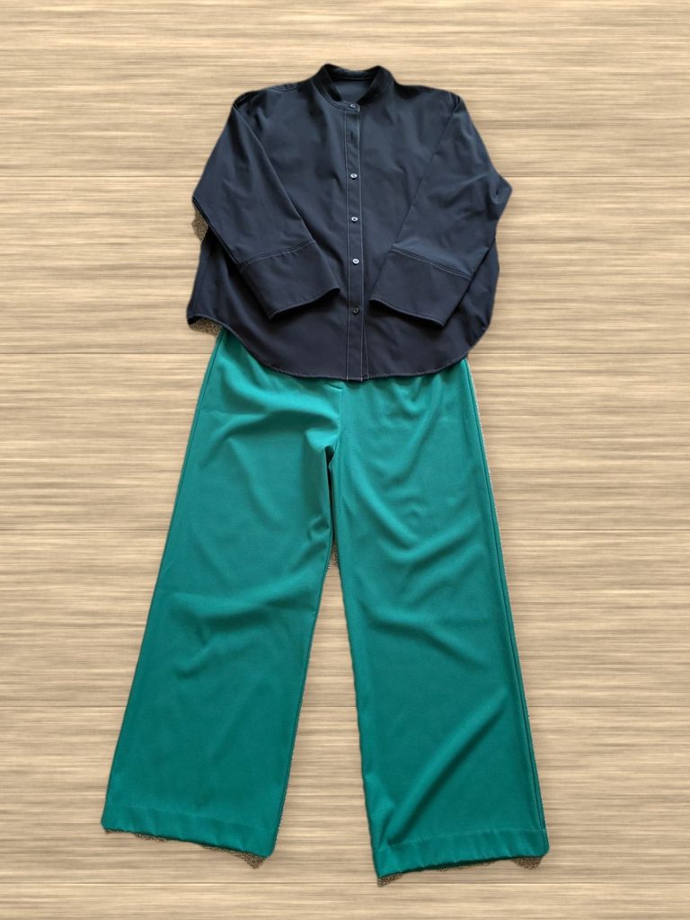 黒いブラウスと緑のパンツの組み合わせ