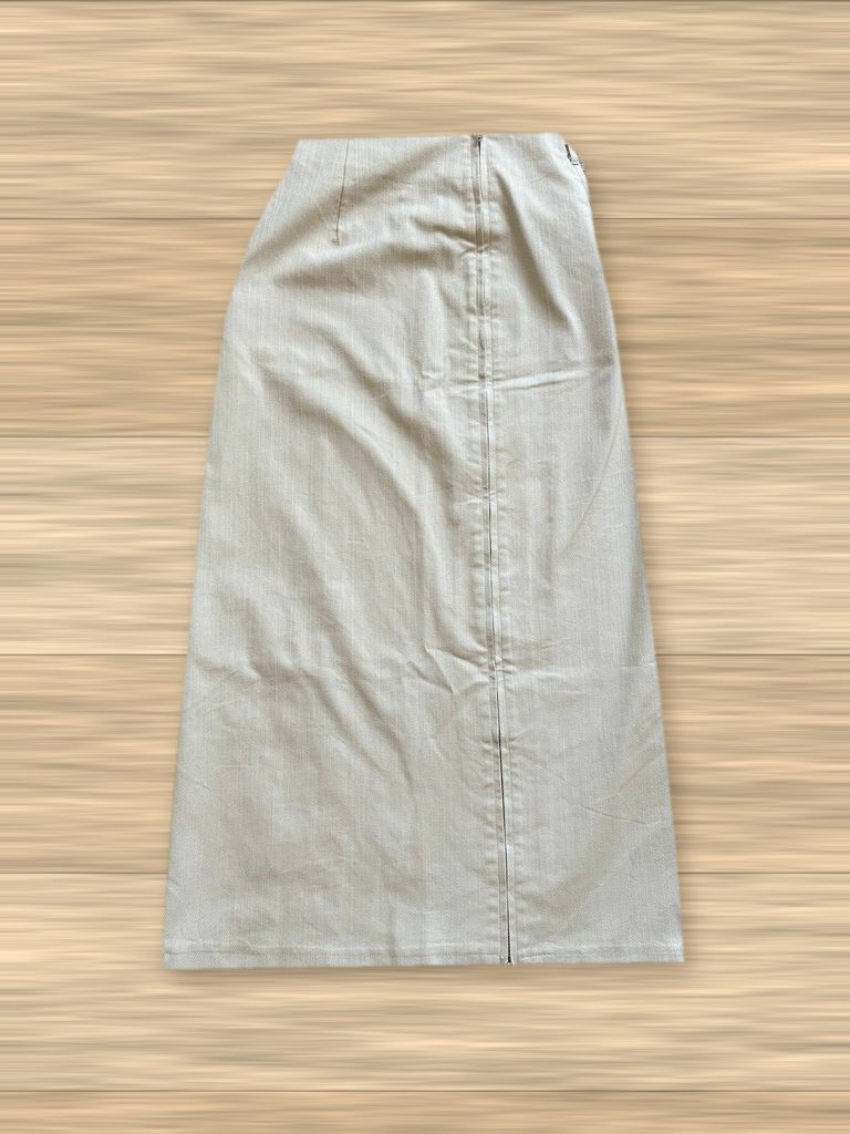 クリーム色のスカート